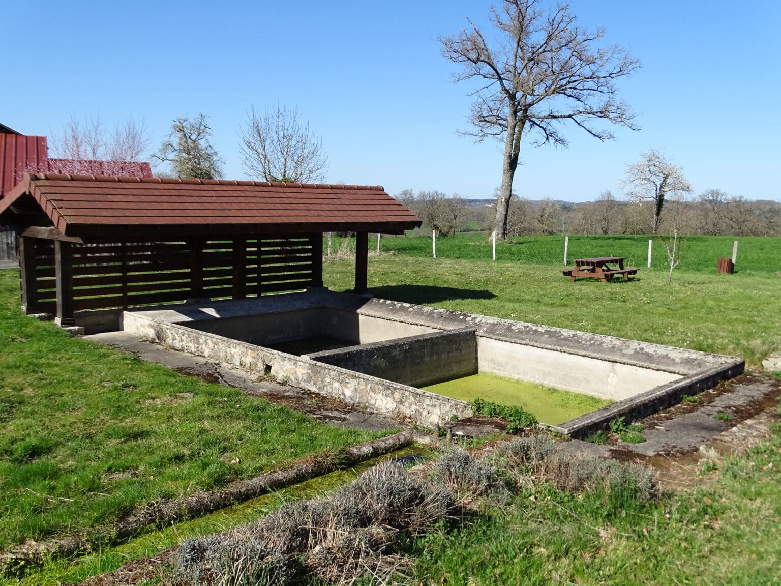 table de pique nique à coté du lavoir des granges 1