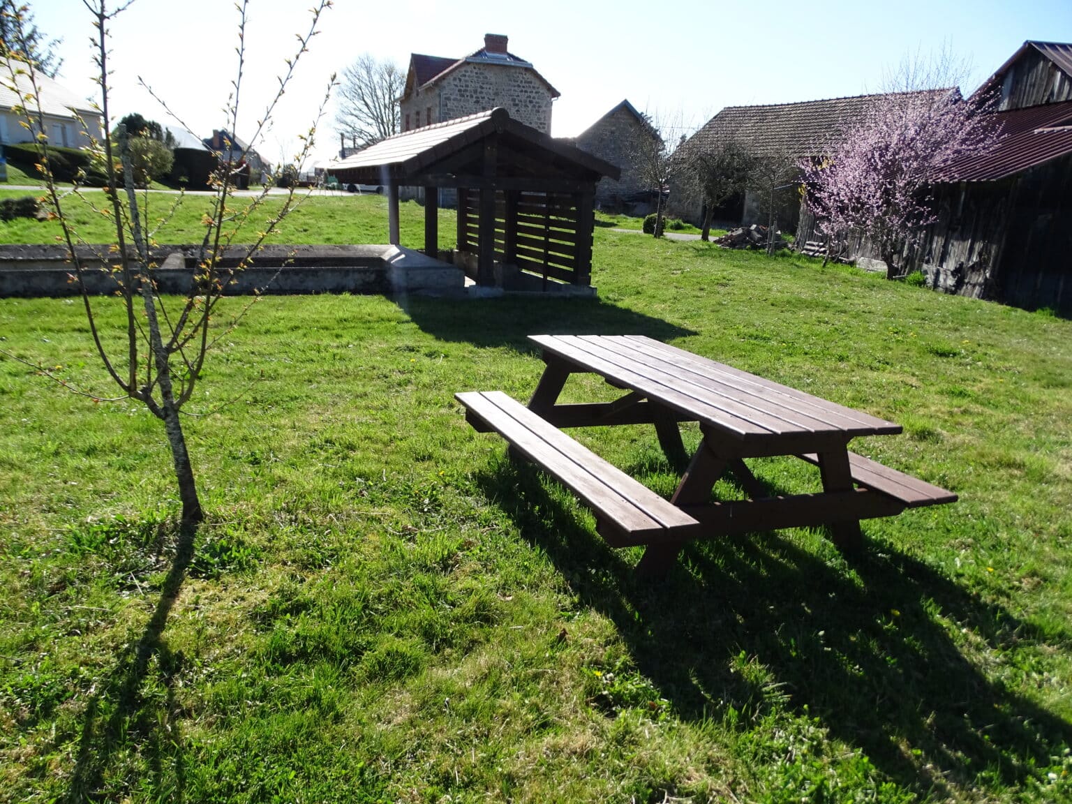 table de pique nique à coté du lavoir des granges 2